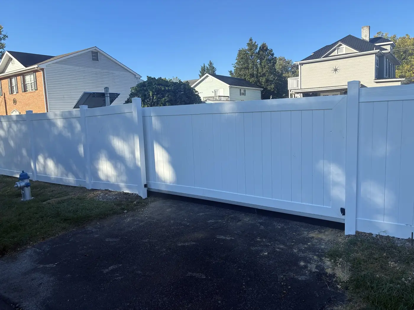 White vinyl privacy fence with driveway gate